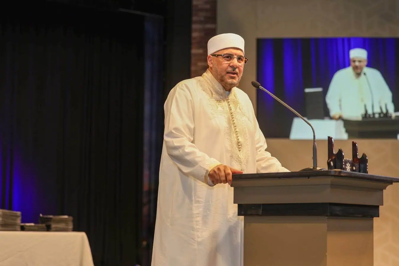 متحدث في حفل الجامعة